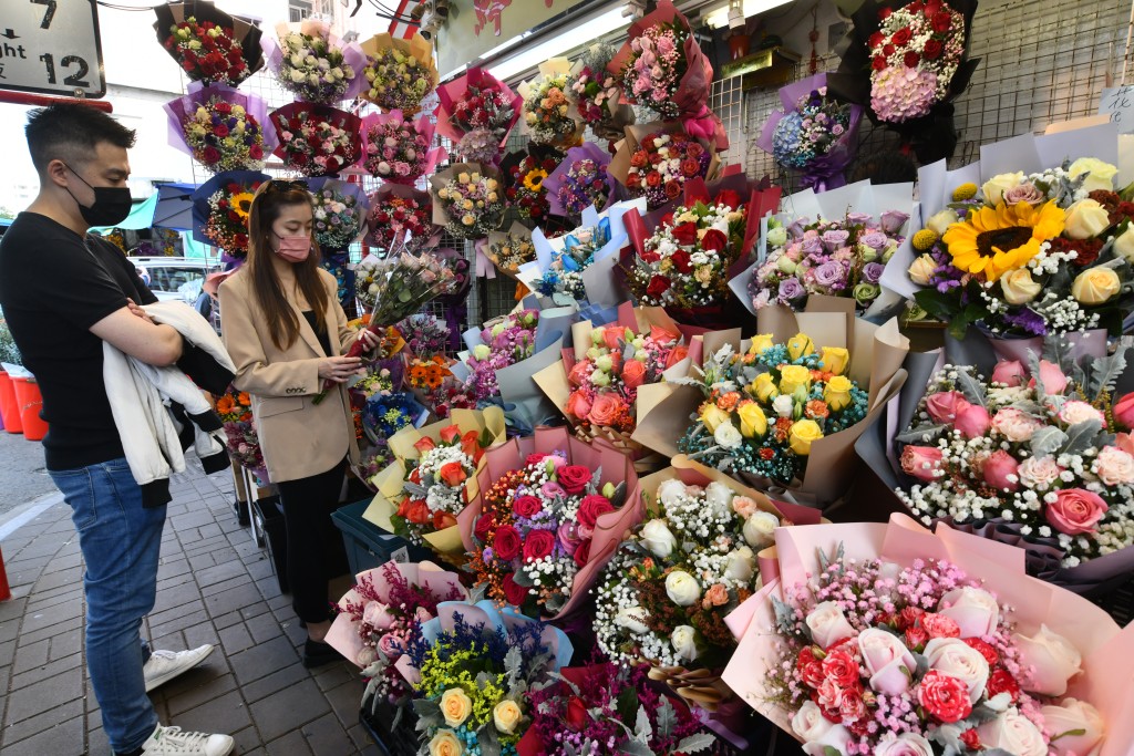 情人節不少市民到花墟買花。盧江球攝