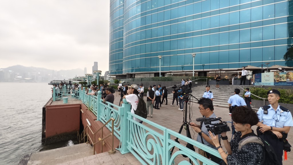 警方指被捕男子報假案後,將手機棄置在海邊。徐裕民攝 警方指被捕男子報假案後,將手機棄置在海邊。徐裕民攝