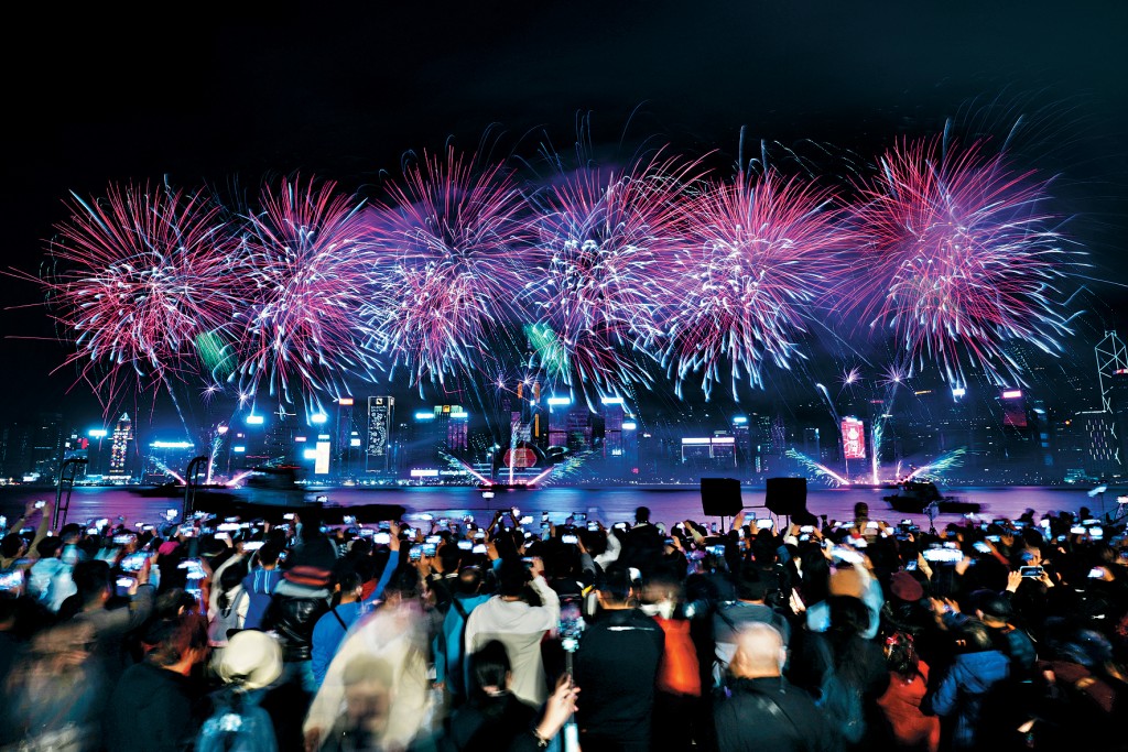 超過二萬枚煙花維港發放,吸引迎26萬人在維港兩岸歡度新年。