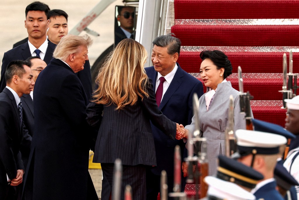 国家主席习近平与夫人彭丽媛于2026年9月23日至25日对美国进行为期3天的正式国事访问，美国总统特朗普和夫人梅拉尼娅到安德鲁斯空军基地迎接。路透社