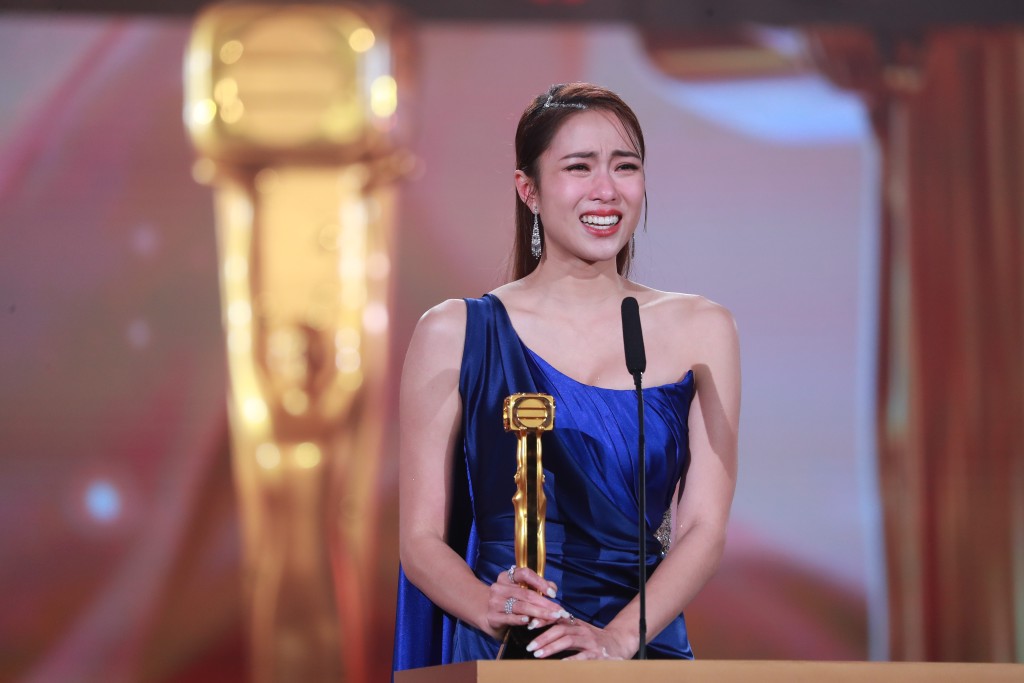 劉穎鏇近日終獲《萬千星輝頒獎典禮2023》頒發「飛躍進步女藝員」。