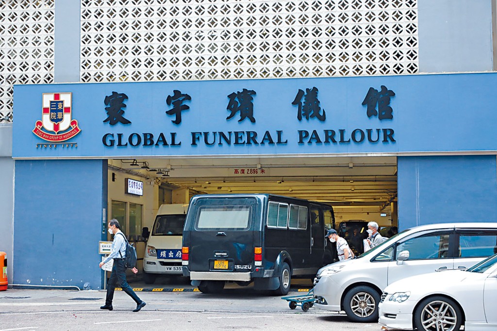 涉事的兩名仵工，案發當日到紅磡寰宇殯儀館殮房領取遺體。