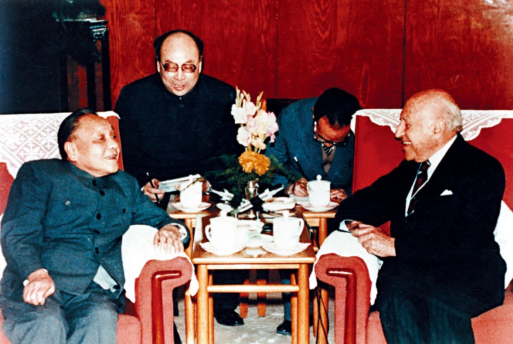 1985年,大亞灣核電站聯合合約簽訂後,嘉道理勳爵與時任國家領導人鄧小平會面 1985年,大亞灣核電站聯合合約簽訂後,嘉道理勳爵與時任國家領導人鄧小平會面
