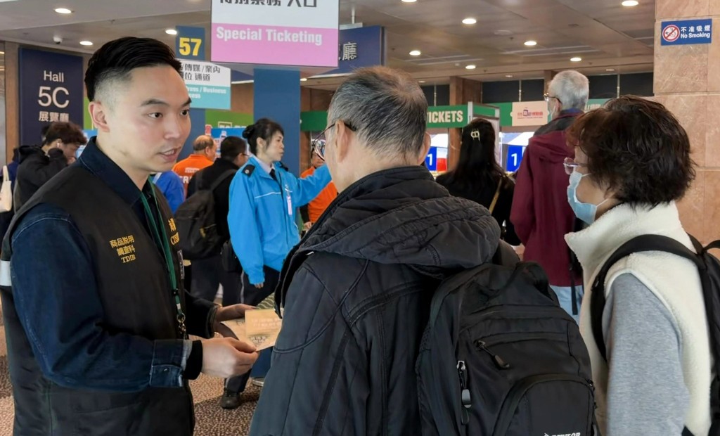 海關宣傳隊在會場內與市民交流，講解購買預繳套餐時需要注意事項。香港海關fb圖片