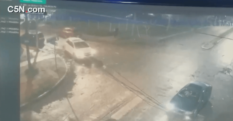當一輛白色汽車停靠時，三人未起疑心，相繼上車，卻不知早已墮入毒販設下的死亡陷阱。X@C5N