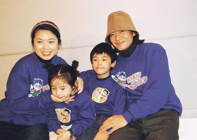 江华于1992年与太太麦洁文结婚，诞下一子一女。