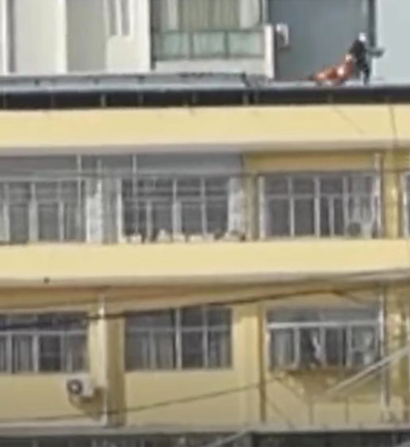 消防队员飞扑捉住女子一只脚双双堕楼死亡。影片截图