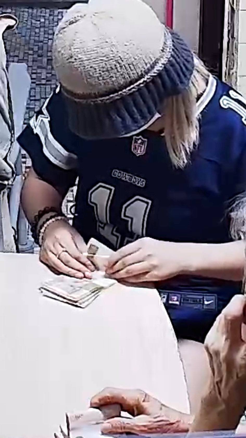 收款少女在受害婆婆家中點算現金。 收款少女在受害婆婆家中點算現金。