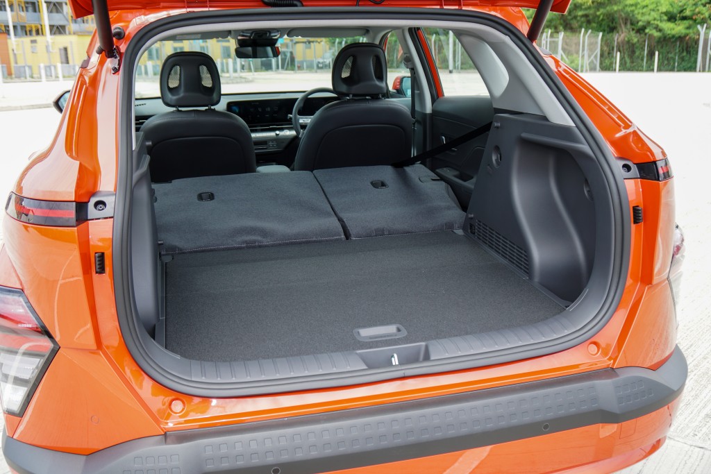 全新第二代現代Hyundai Kona Electric行李箱標準容量擴大30%至466升，摺疊後座椅可倍增至1,300升。