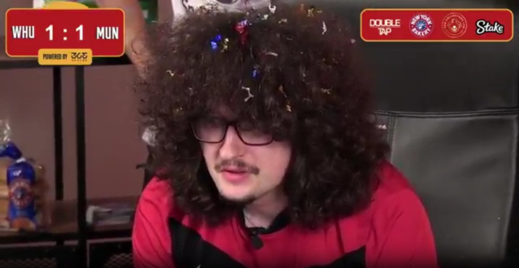 曼聯挑戰5連勝失敗，「剪髮哥」顯得極度沮喪。（The United Strand直播截圖）