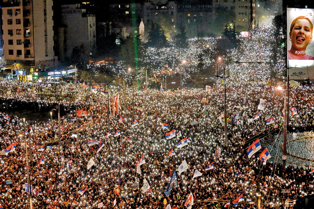 貝爾格萊德示威者在集會期間亮起手機閃燈。