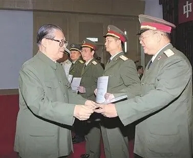 2000年6月21日，江泽民在中央军委晋升上将军衔警衔仪式上为廖锡龙颁发命令状。