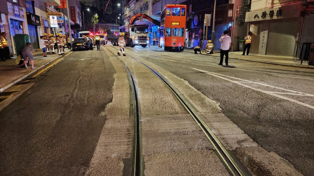 一輛電車駛至筲箕灣東大街時突然偏離路軌,近半個車廂鏟上行人路,並撞向路旁一間地舖。黎志偉攝 一輛電車駛至筲箕灣東大街時突然偏離路軌,近半個車廂鏟上行人路,並撞向路旁一間地舖。黎志偉攝