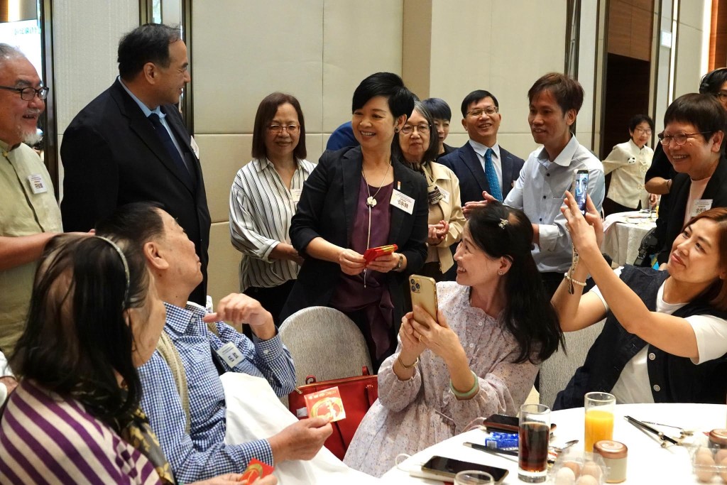何永賢今日出席香港長者協會舉辦的「樂齡敬老慶回歸慈善午宴」，與一眾長者提早慶祝回歸紀念日。何永賢fb