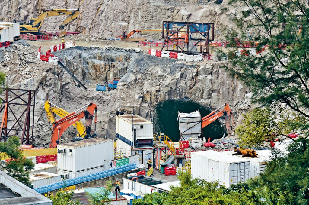 ■將軍澳藍田隧道地盤第二度爆疫，至昨日共有十一人染疫，故需要停工。