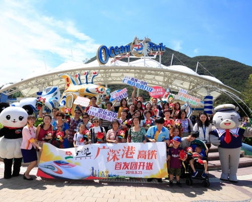 海洋公園派出吉祥物威威與包包迎接。