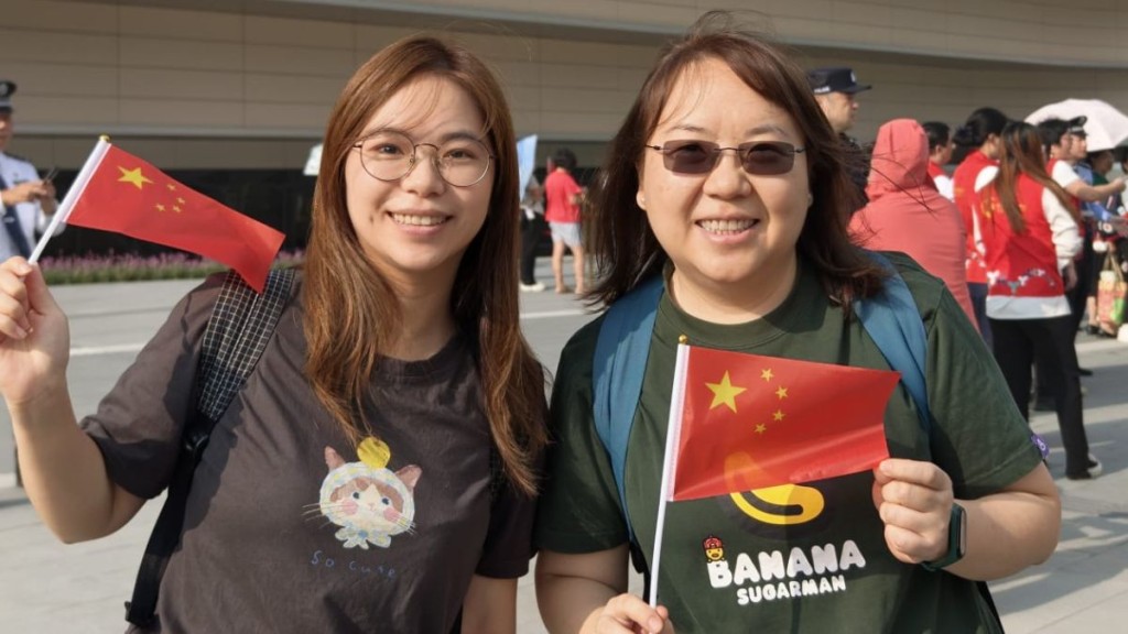 梁小姐（右）今日特意與友人到新皇崗口岸體驗過關兼打卡。周正豪攝