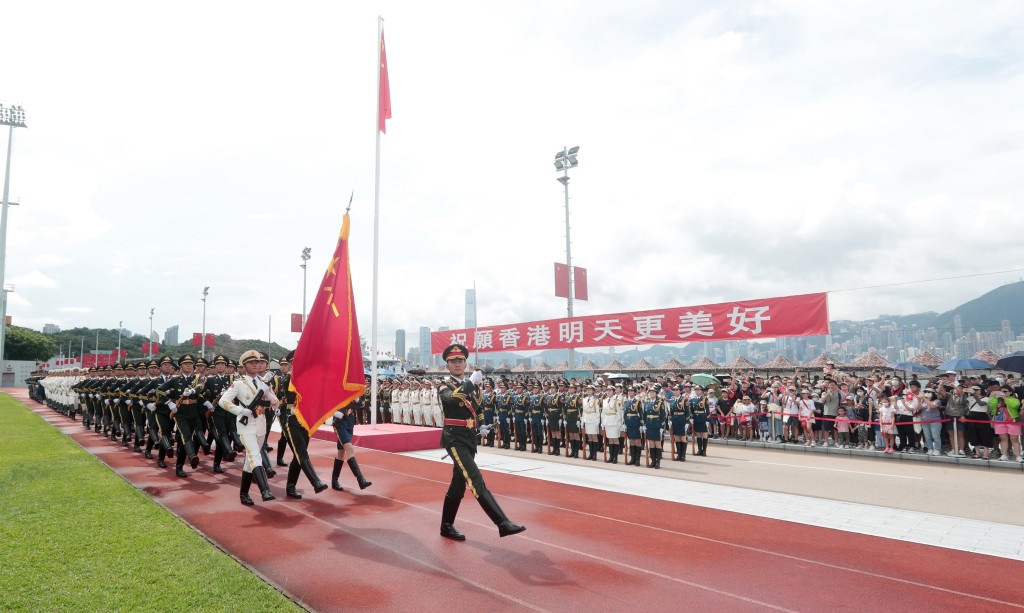 儀仗隊分列式表演。駐港部隊圖片