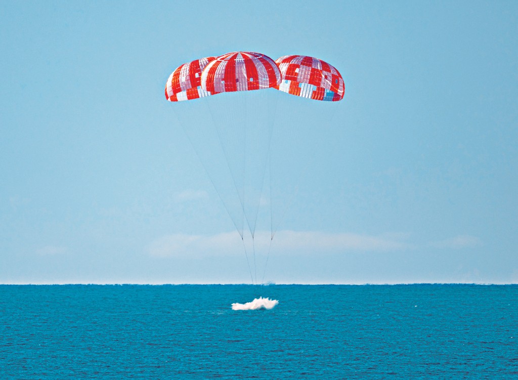 「獵戶座」飛船在南加州外海藉由降落傘平穩濺落海面。