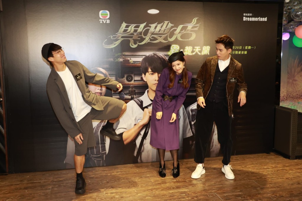 坤哥（左起）、陈晓华及何广沛，即场扮鬼扮马搞气氛。