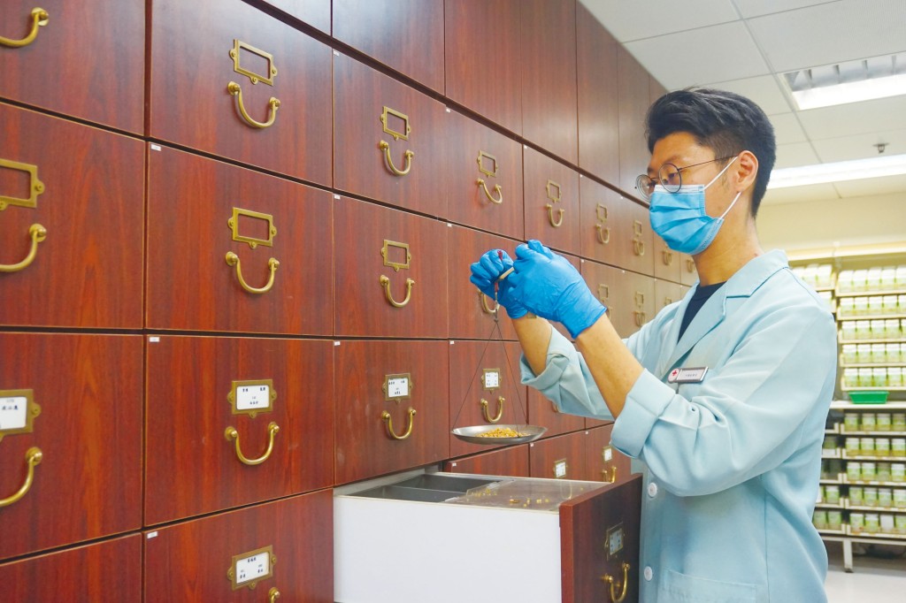 仁濟中醫藥服務，回應巿民醫療需求。