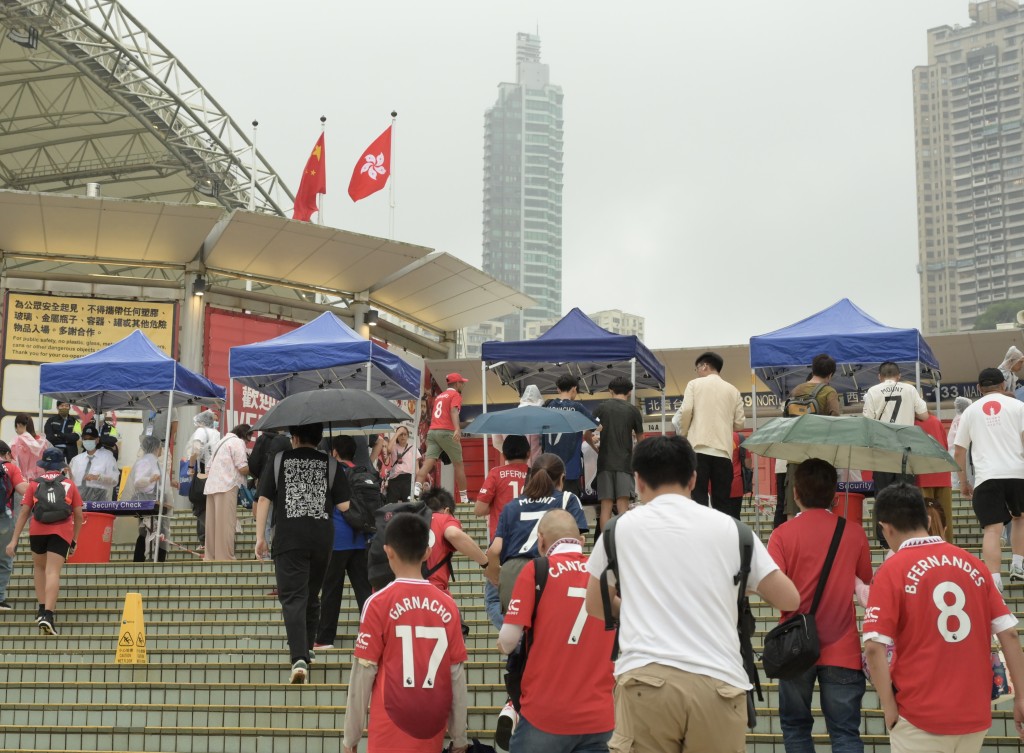 時隔12年再度訪港的英超球會曼聯今晚(30日)將在香港大球場友賽港隊。何君健攝 時隔12年再度訪港的英超球會曼聯今晚(30日)將在香港大球場友賽港隊。何君健攝