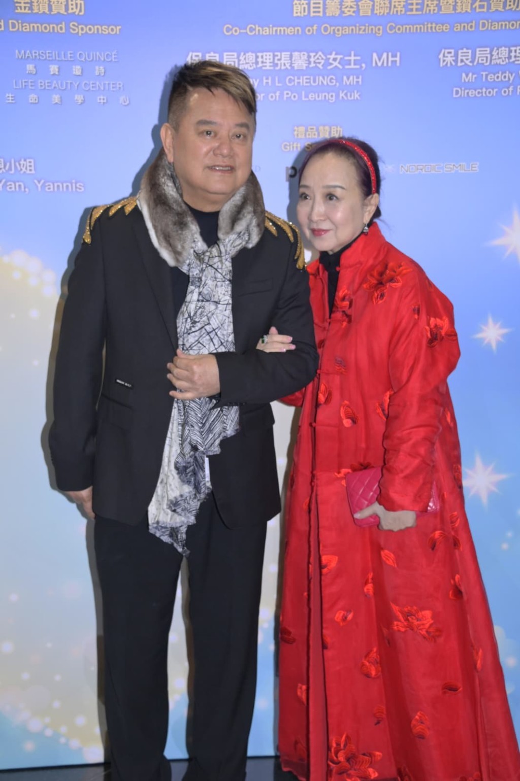 陳百祥（阿叻）與黃杏秀盛妝出席晚宴。