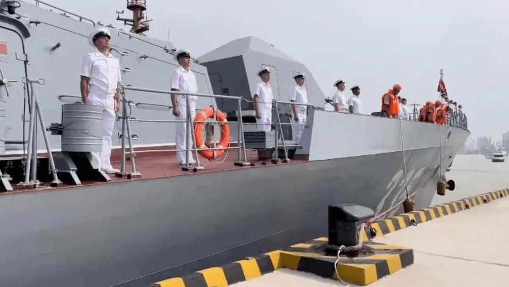 俄海軍艦艇編隊抵達上海訪問。