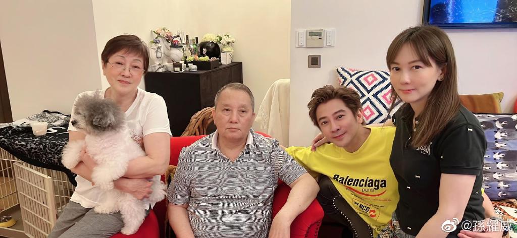 孫耀威(右二)與太太陳美詩(右)陪父親過節。