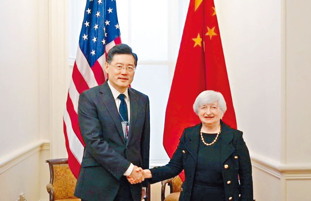 十二月十五日,秦剛(左)在華盛頓會見美國財長耶倫。