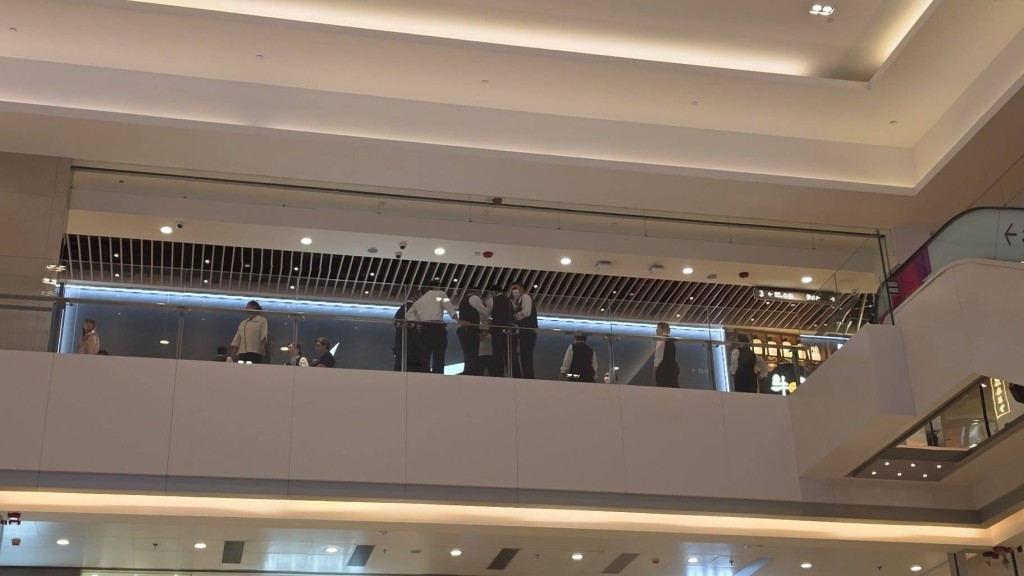 一對夫婦站在屯門市廣場3樓的圍欄旁邊，其間男事主情緒激動跨出欄杆。fb「屯門友」圖片