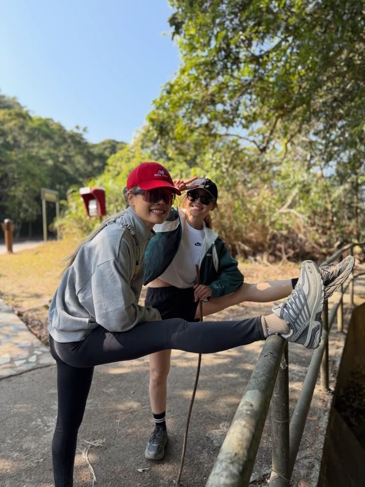 阿Sa在社交網分享與容祖兒行山的相片及片段。