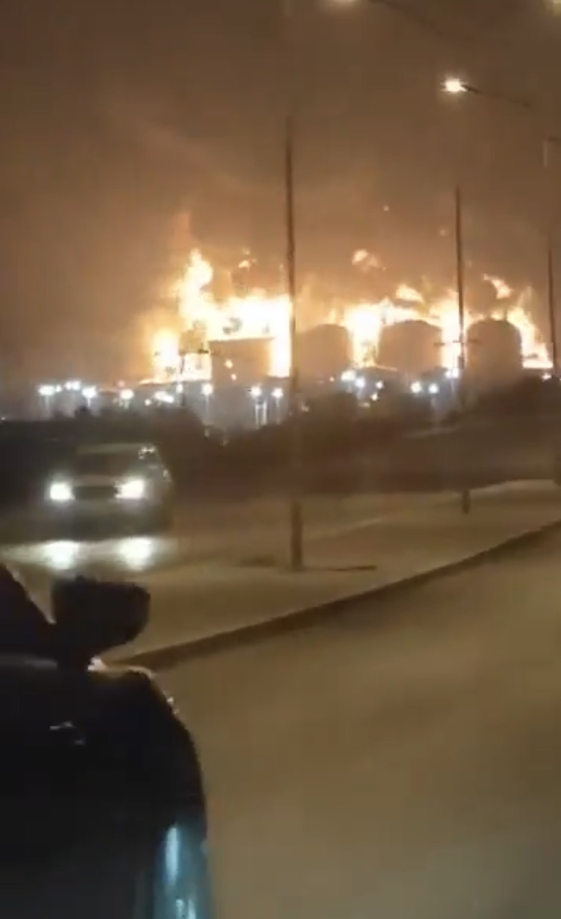 阿曼最大港口薩拉拉（Salalah）石油儲存設施火勢猛烈，不只一個油罐着火。 X@BashaReport