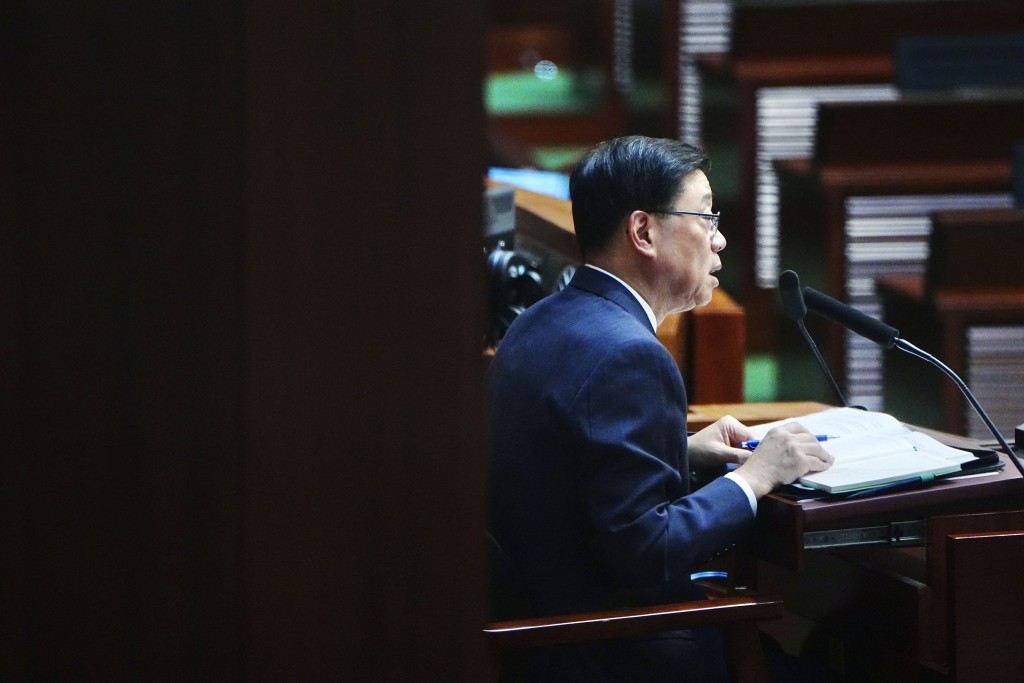 李家超逐一回應議員提問。汪旭峰攝