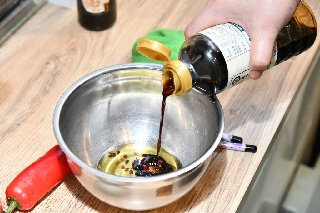 花椒油與其他椒麻汁材料混合。Mix the Sichuan pepper oil with other chili pepper sauce ingredients.