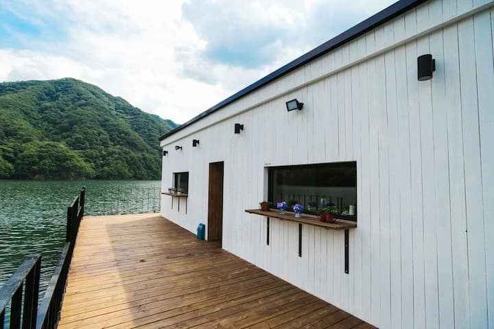 屋旁有湖。