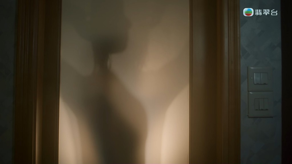 陈自瑶更在玻璃门前扮成全裸状态大摆诱人姿势的性感程度。