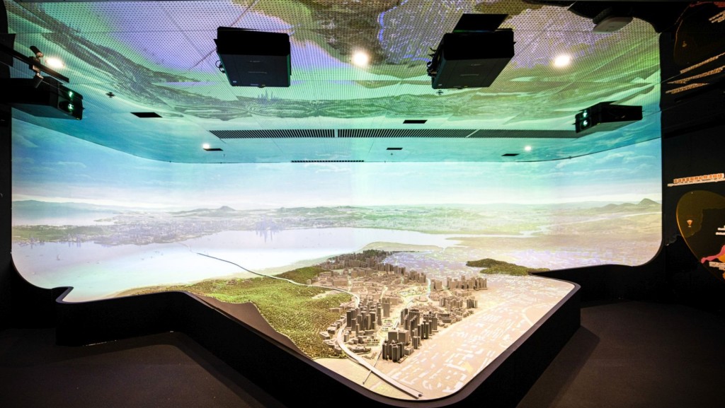 洪水桥／厦村新发展区社区联络中心设有沉浸式数码体验区及生动呈现新发展区蓝图的沙盘模型。宁汉豪网志