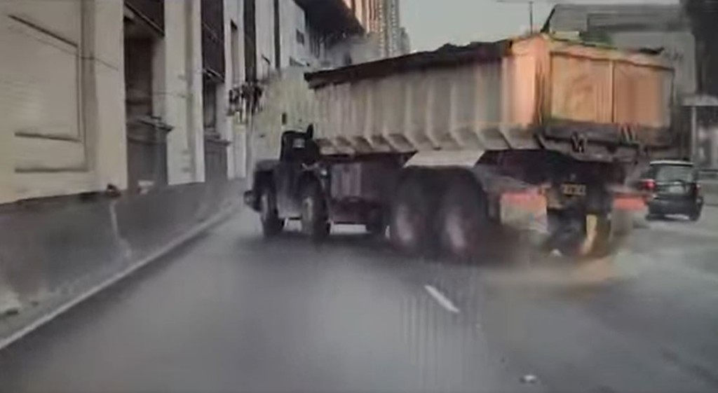 泥頭車急忙扭左閃避電單車。