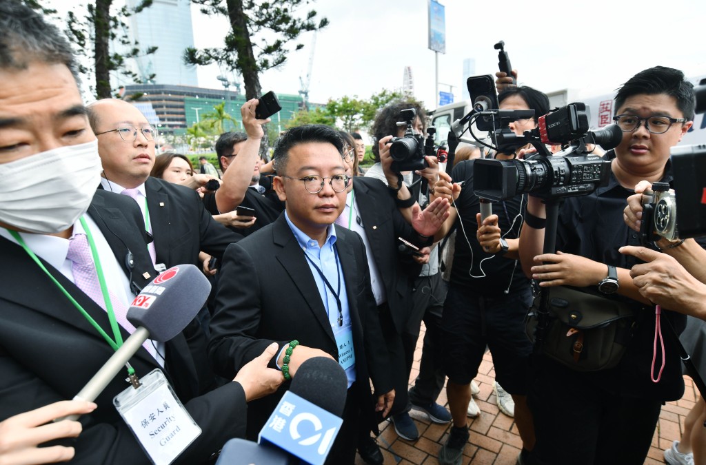 圖為宏泰消防工程有限公司董事及工程師鍾傑文早前出席聽證會。 圖為宏泰消防工程有限公司董事及工程師鍾傑文早前出席聽證會。