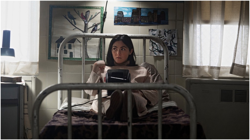 2009年上映的電影《孤疑》講述患上不老症的俄羅斯女孩，在收養家庭計劃鳩佔鵲巢的驚慄故事。（劇照）