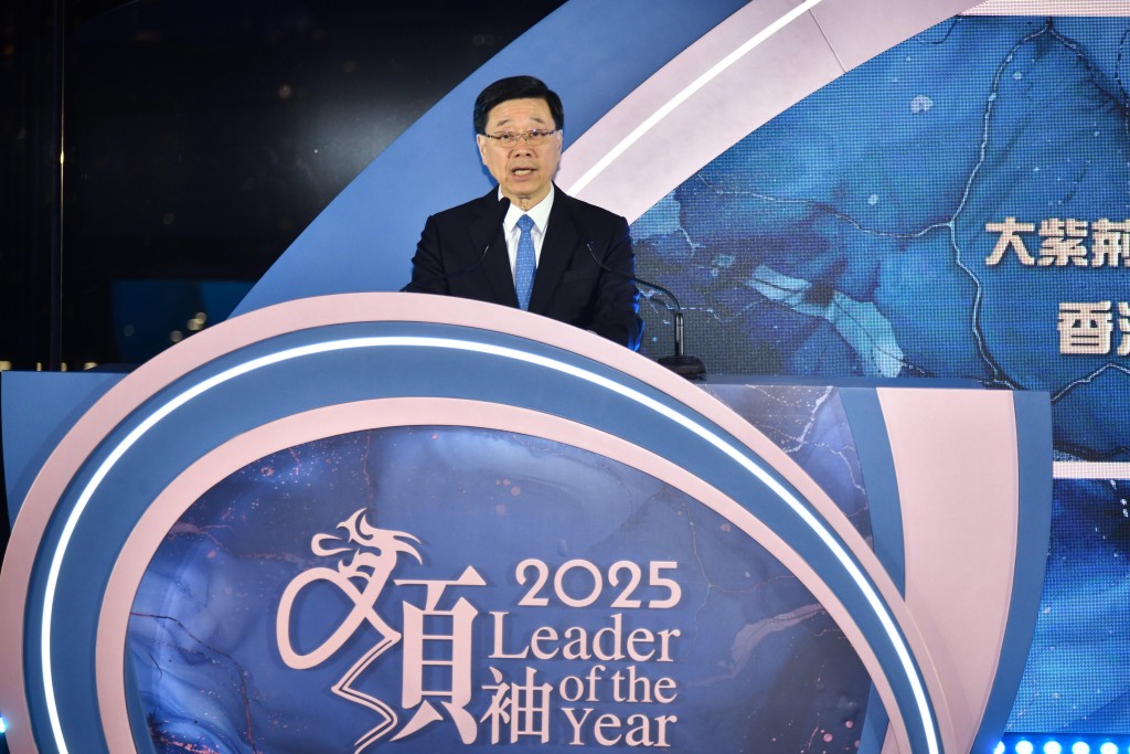李家超相信只要社會同心協力,凝聚香港人的「智慧」和「創新」,就能乘風破浪,邁向璀璨未來。 李家超相信只要社會同心協力,凝聚香港人的「智慧」和「創新」,就能乘風破浪,邁向璀璨未來。