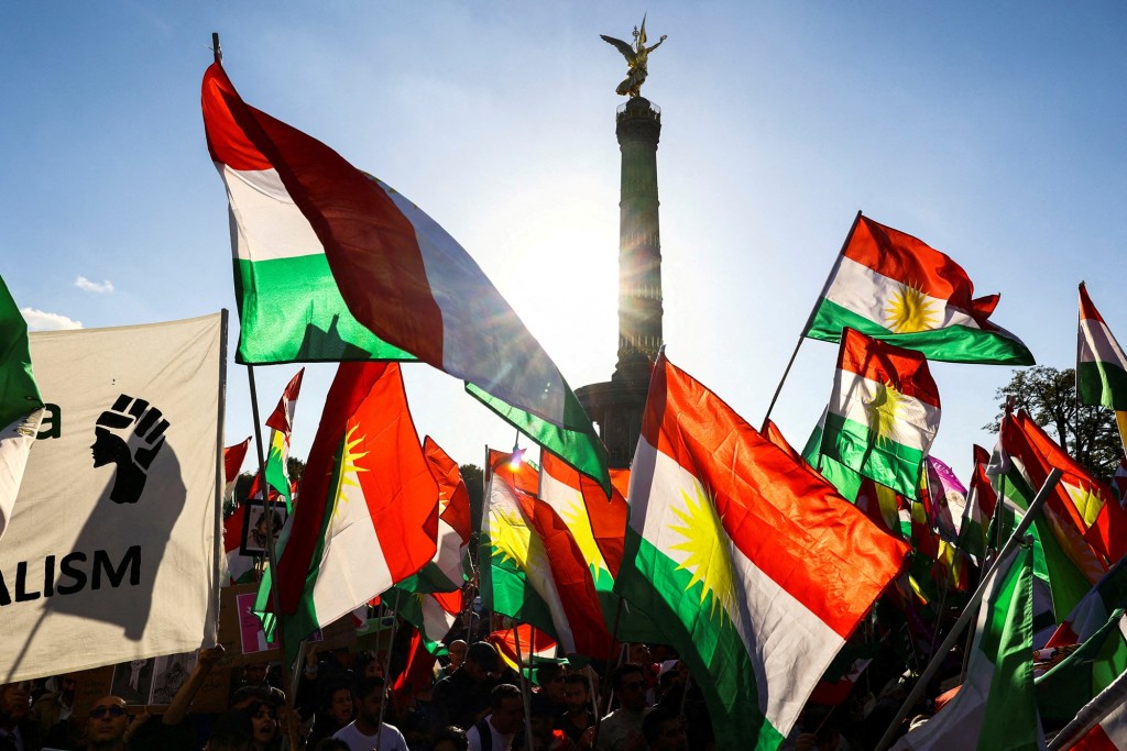 示威者揮動伊朗國旗。路透社圖片