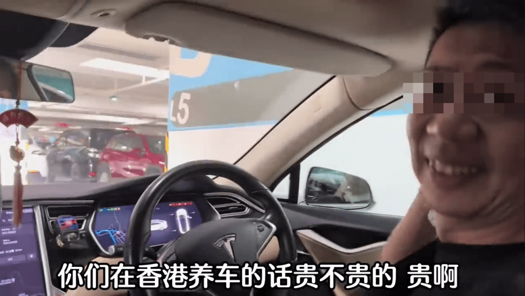 港男駕駛電動車。