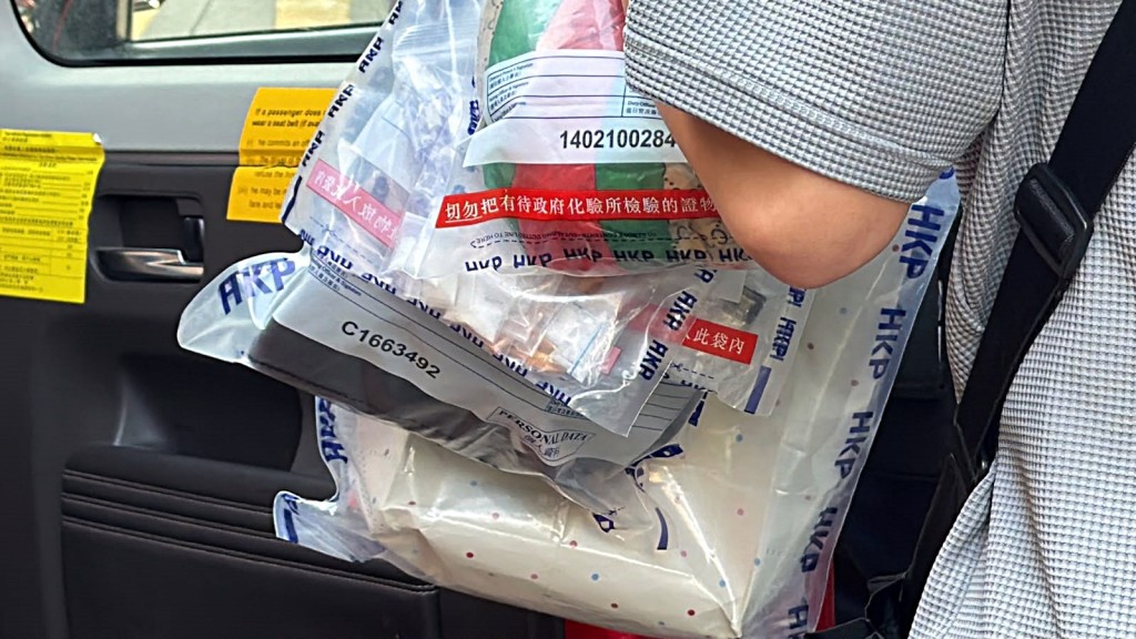 警員檢走一批證物。 劉漢權攝 警員檢走一批證物。 劉漢權攝