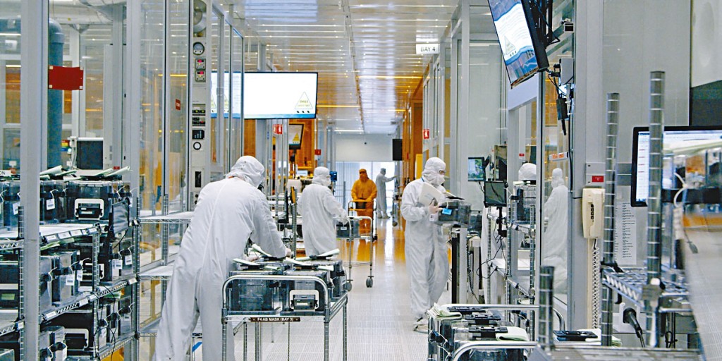 美國晶片製造商SkyWater的員工，在無塵室工作。