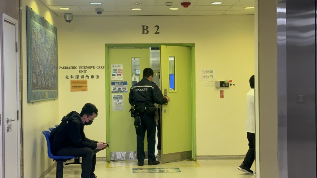 伊利沙伯醫院兒童深切治療室門外，有警員看守。梁國峰攝
