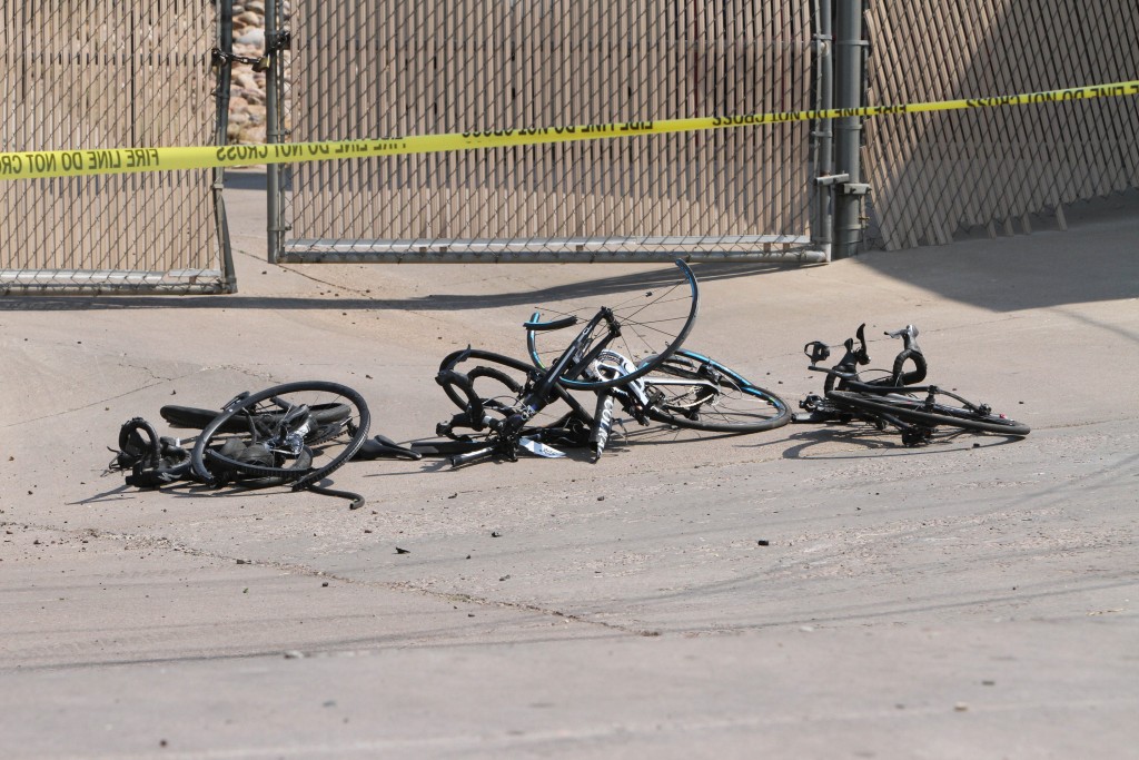 現場事後留下單車殘骸，以及車手的鞋及頭盔等。AP圖片