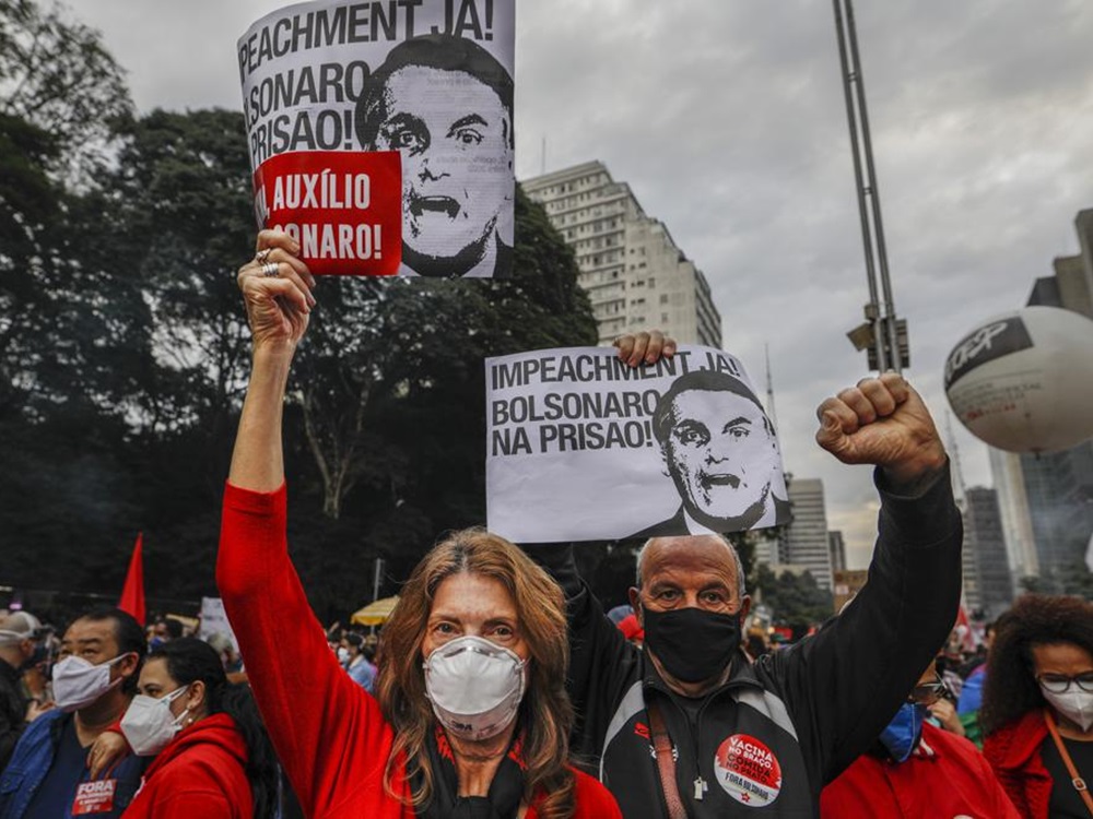 巴西市民不滿政府輕視疫情，要求總統下台。美聯社圖片