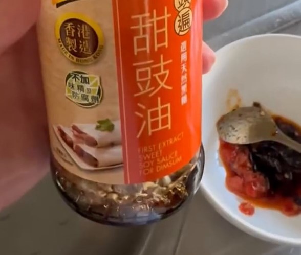 有未過期的甜豉油,樽內竟然生出一大 推像「鵝腸」的不知名核突物體,嚇得 準備用作點煎餃子的物主驚惶失措,連 忙拍照上網問個究竟。Threads截圖 有未過期的甜豉油,樽內竟然生出一大 推像「鵝腸」的不知名核突物體,嚇得 準備用作點煎餃子的物主驚惶失措,連 忙拍照上網問個究竟。Threads截圖